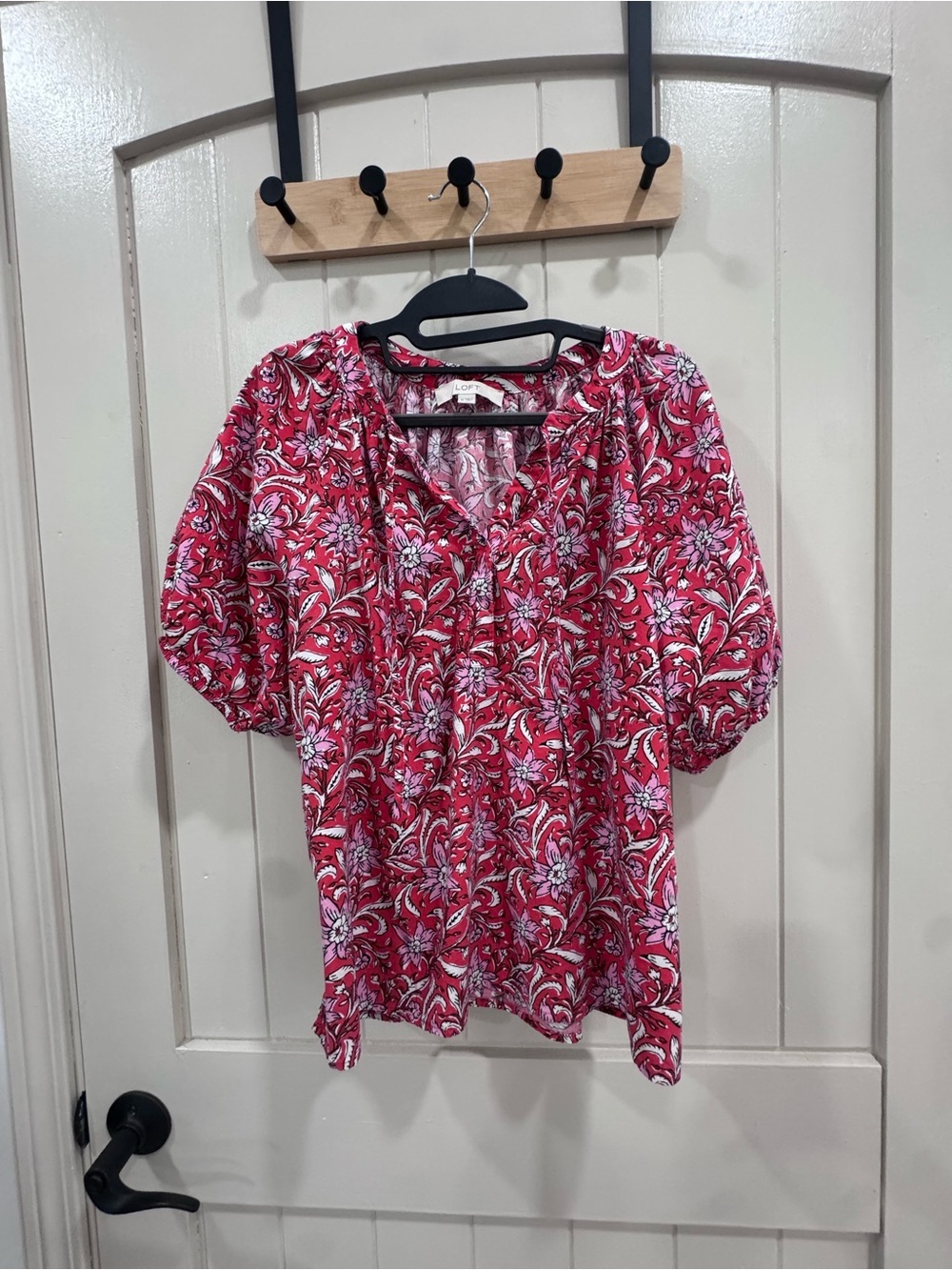 LOFT Women's Pink and Red Floral V-Neck Puff Sleeve Top